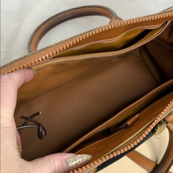 Dooney and Bourke classic leather Satchel - Picture 8 of 10